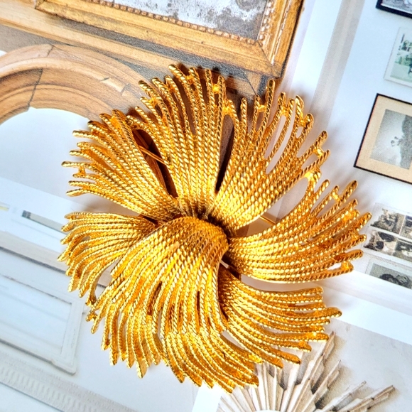 Vtg Monet Cordelia Flower Sunburst Brooch, signed - Picture 1 of 5